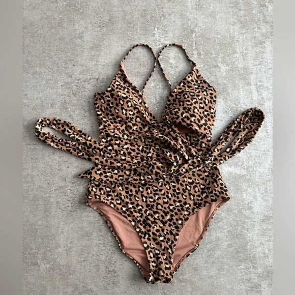 AERIE LEOPARD WRAP ONE PIECE SWIMSUIT FULL COVERAGE WOMENS SZ M PADDED WIRELESS - Picture 3 of 6